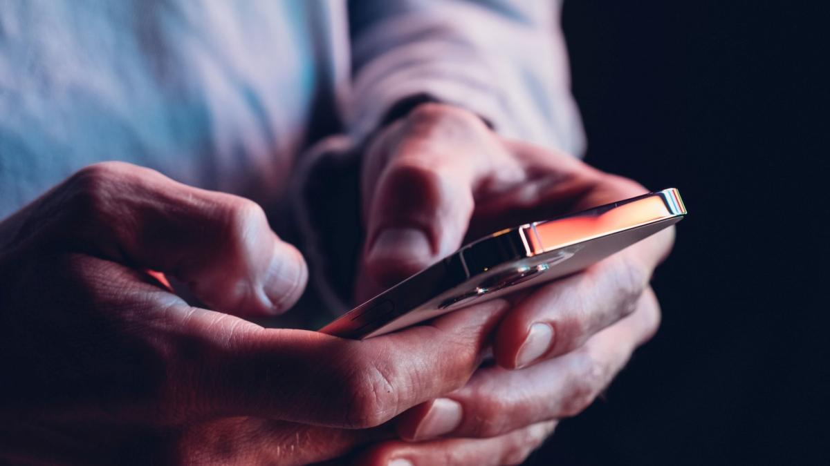 Un avocat din Bucuresti a fost trimis in judecata pentru hartuirea fostei sale sotii cu sute de