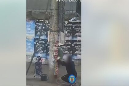 Un barbat surprins de camerele video din Bucuresti lipind ilegal afise in oras Politica Locala