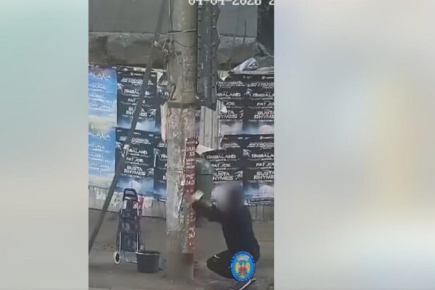 Un barbat surprins de camerele video din Bucuresti lipind ilegal afise in oras Politica Locala