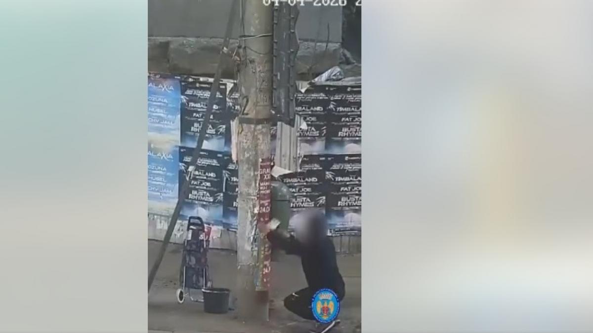 Un barbat surprins de camerele video din Bucuresti lipind ilegal afise in oras Politica Locala