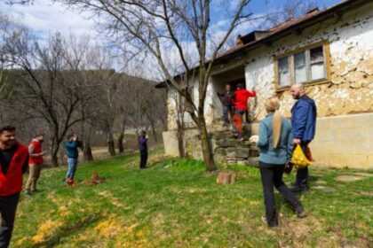 Un batran locuieste singur intr un sat din muntii buzau si parcurge 12 km pana la magazin