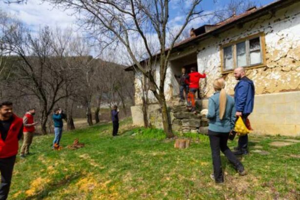 Un batran traieste singur intr un sat din Muntii Buzului si face 12 km pana la magazin