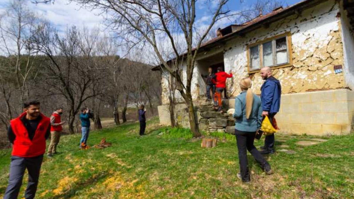 Un batran traieste singur intr un sat din Muntii Buzului si face 12 km pana la magazin