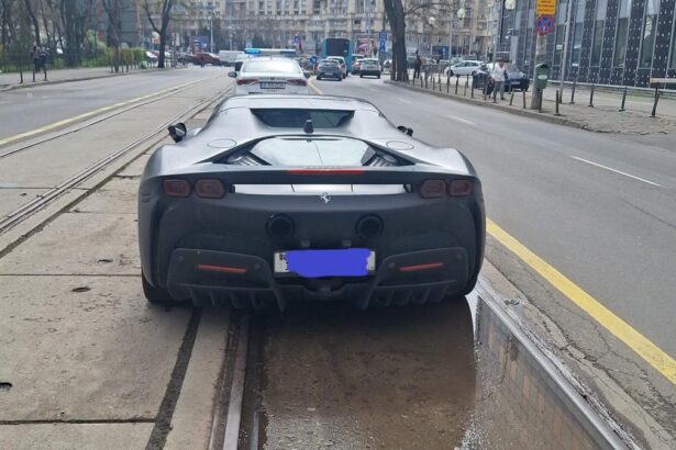 Un sofer a abandonat un Ferrari SF90 pe mijlocul liniilor de tramvai in apropierea Pietei Victoriei Amenda este de