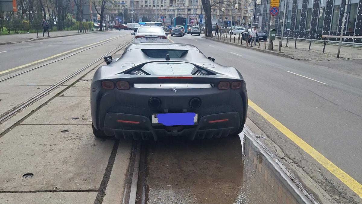 Un sofer a abandonat un Ferrari SF90 pe mijlocul liniilor de tramvai in apropierea Pietei Victoriei Amenda este de