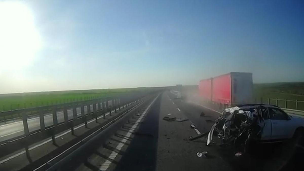 accident tragic pe a1 doi soti au murit dupa ce un tir a lovit o masina pe banda de