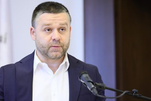 cum justifica ciucu suspendarea parcarii gratuite pentru masinile electrice este o inechitate sociala cei