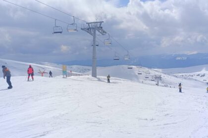 salvamontistii anunta conditii excelente pentru schi la sinaia de florii zapada este incredibil de
