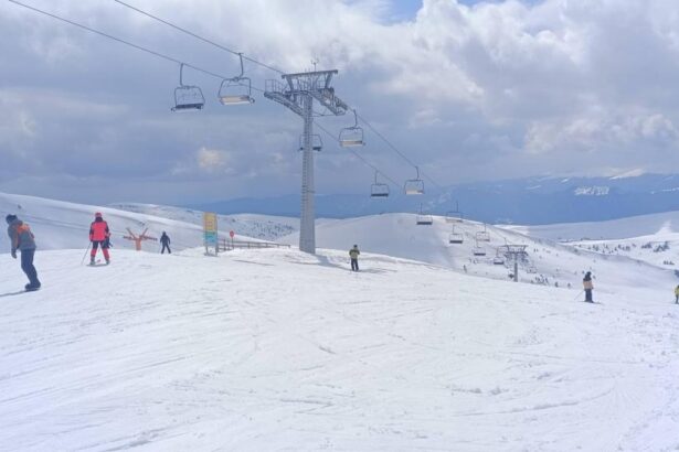 salvamontistii anunta conditii excelente pentru schi la sinaia de florii zapada este incredibil de