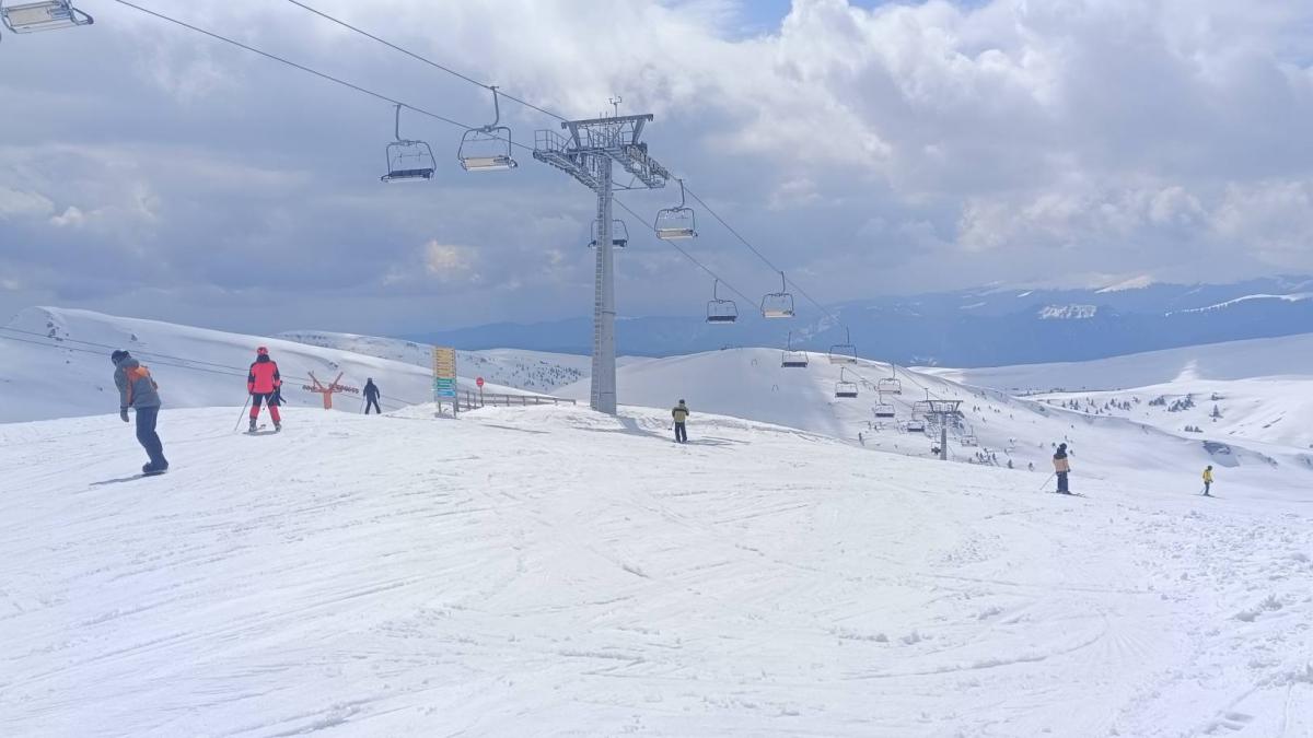 salvamontistii anunta conditii excelente pentru schi la sinaia de florii zapada este incredibil de