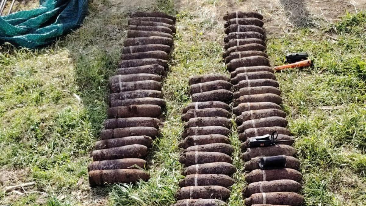 Aproape 100 de obuze neexplodate au fost gasite in timpul constructiei unui gard intr un sat din