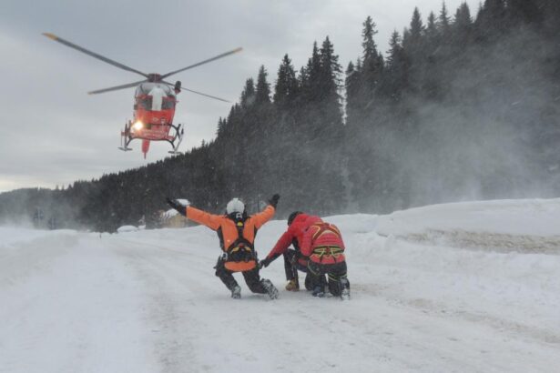 Avalansa in Bucegi O persoana este blocata sub zapada pe Valea Cosilei