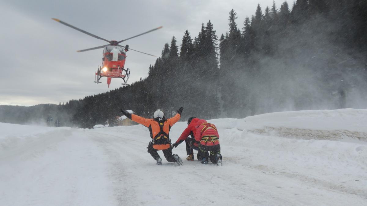 Avalansa in Bucegi O persoana este blocata sub zapada pe Valea Cosilei