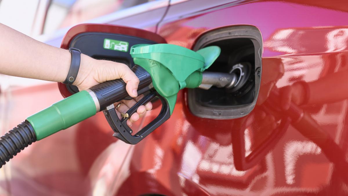 Cat de mult costa motorina si benzina joi 30 aprilie dupa ce preturile petrolului au atins niveluri record