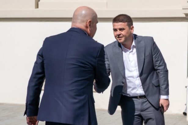 Cu 4 zile inainte de motiunea de cenzura un lider PSD l a primit pe Bolojan la Suceava Culoarea