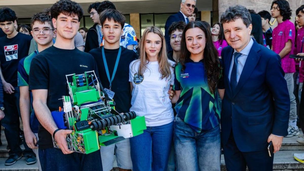 Echipele de robotica din Romania au castigat primele patru locuri la Campionatul Mondial din Statele Unite