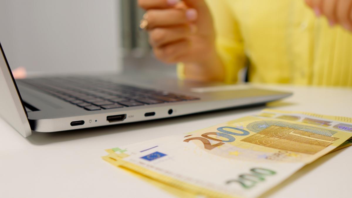 Elevii si studentii pot primi fonduri pentru achizitionarea unui calculator in 2026 prin programul Euro 200 Cine poate beneficia