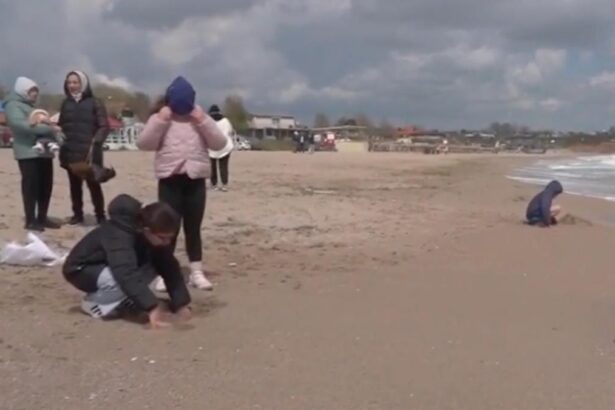 Imagini de la mare de 1 Mai 2026 La Vama Veche oamenii stau pe plaja imbracati in geci si caciuli Cum va fi