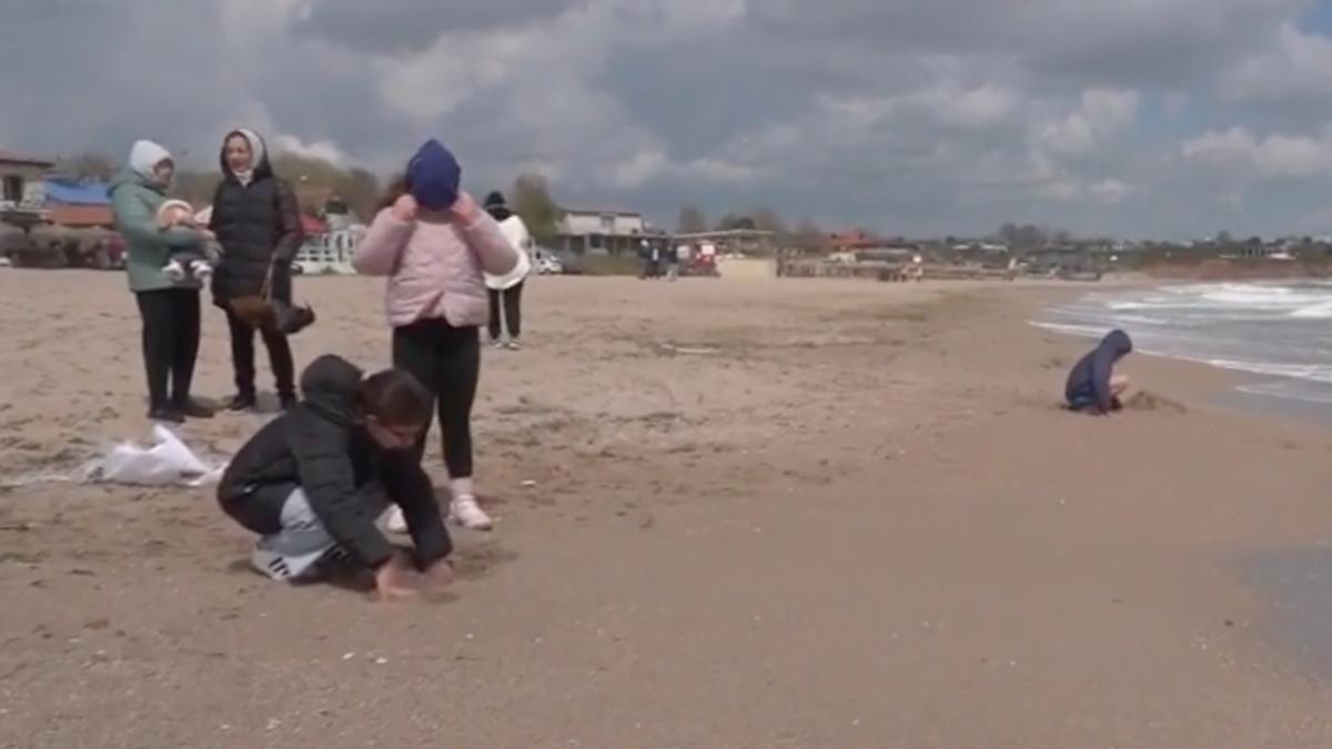 Imagini de la mare de 1 Mai 2026 La Vama Veche oamenii stau pe plaja imbracati in geci si caciuli Cum va fi