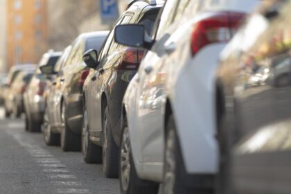 Incepand de astazi masinile hibride nu mai au dreptul la parcare gratuita in Bucuresti avantajul este pastrat pentru cei care