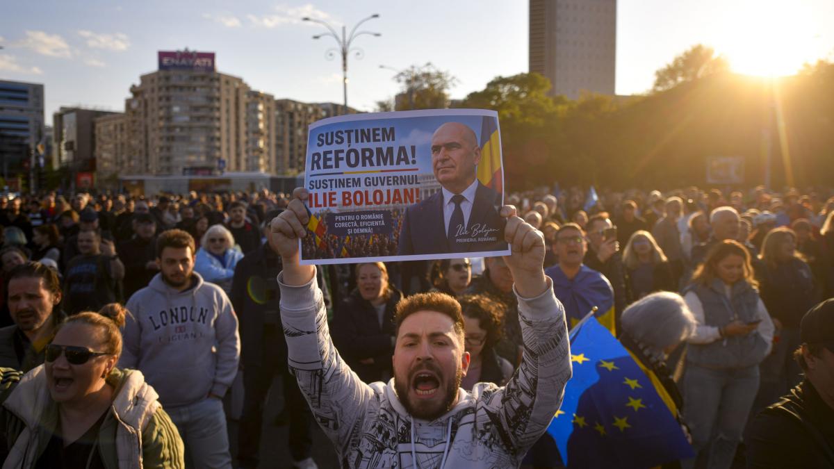 Miting pro Bolojan in Piata Victoriei cu doua zile inainte de votul pe motiunea de cenzura