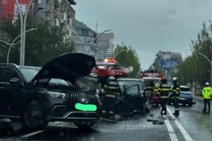 Trafic blocat pe cea mai importanta artera din centrul Bucurestiului A avut loc un accident in care au fost implicate patru masini