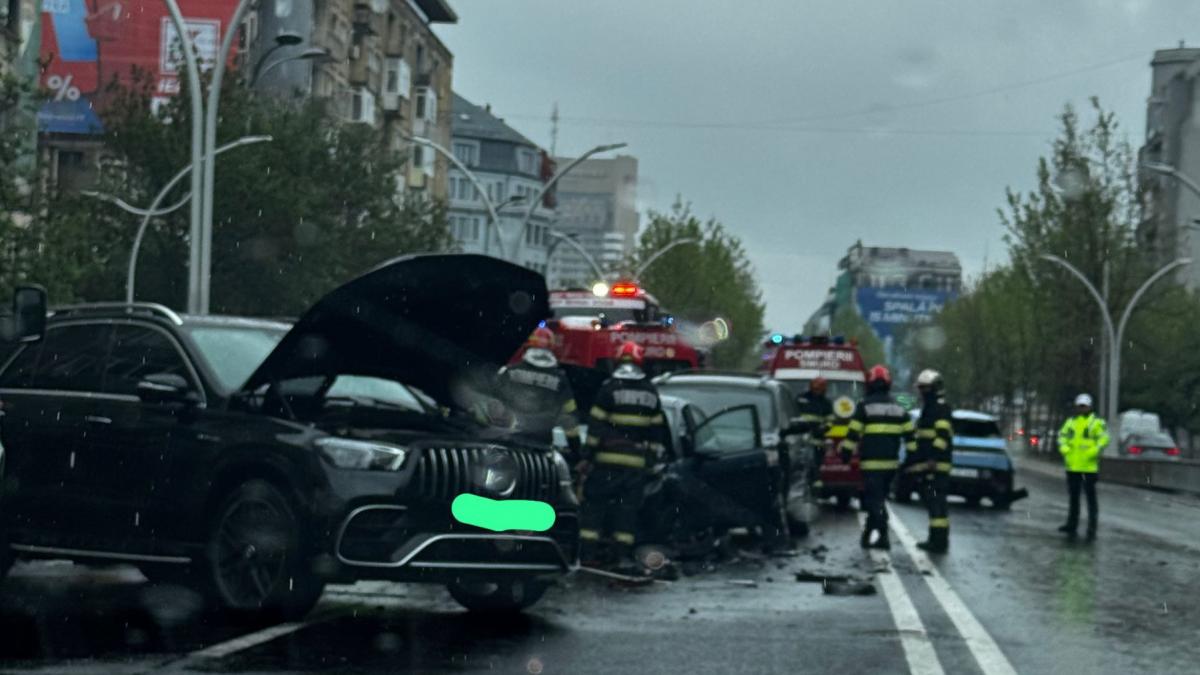 Trafic blocat pe cea mai importanta artera din centrul Bucurestiului A avut loc un accident in care au fost implicate patru masini