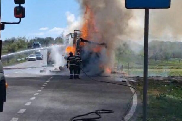 Un TIR plin cu butelii goale a fost mistuit de flacari pe DN 6 intre localitatile Armenis si Teregova