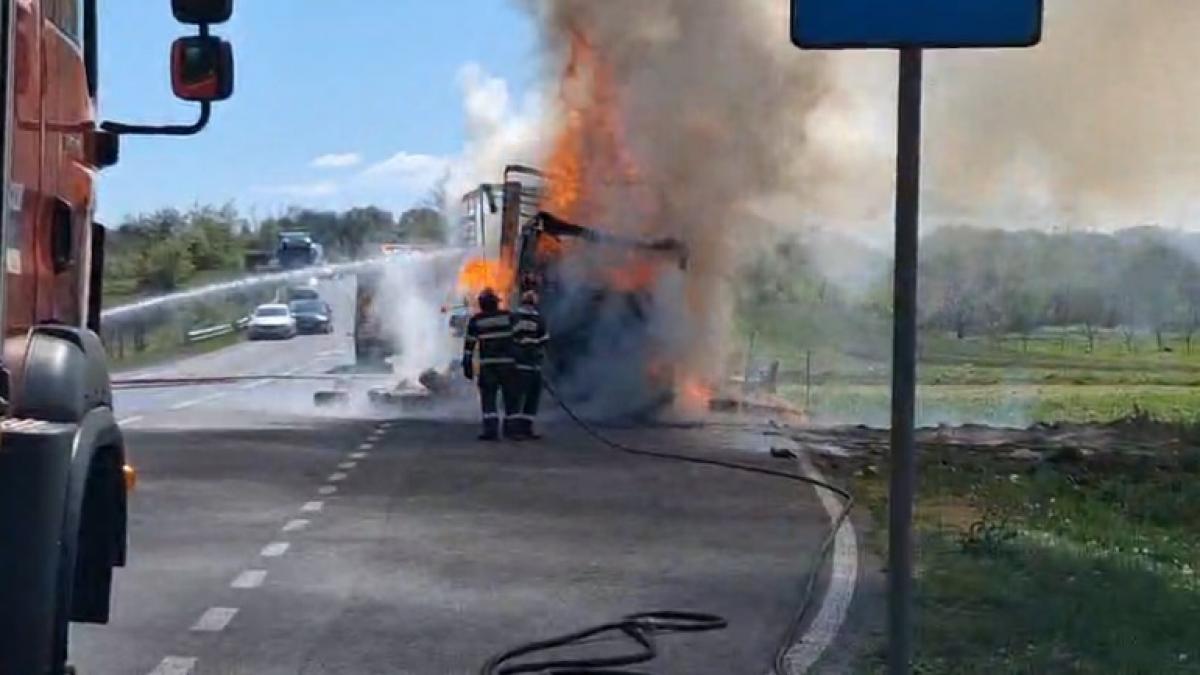 Un TIR plin cu butelii goale a fost mistuit de flacari pe DN 6 intre localitatile Armenis si Teregova