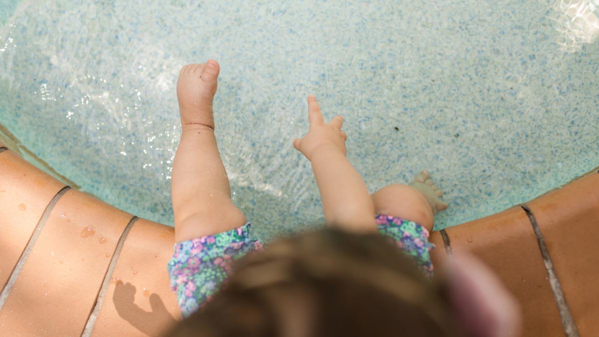 Un baieel de 1 an i 4 luni din Craiova a murit inecat dupa ce a cazut in piscina din curte
