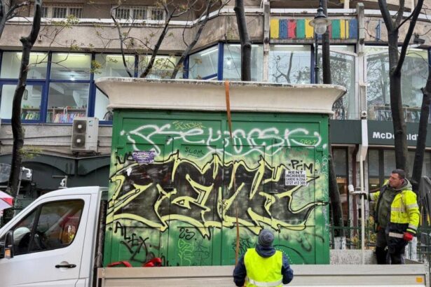 Un chioc uitat timp de 20 de ani in centrul Bucurestiului a fost demolat de autoritati Imagini cu ce