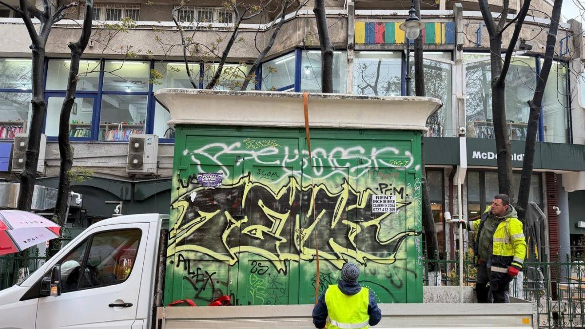 Un chioc uitat timp de 20 de ani in centrul Bucurestiului a fost distrus de autoritati Imagini cu