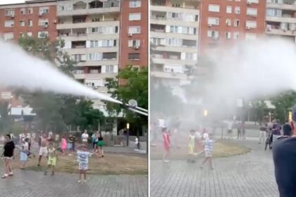 Copiii au gasit solutia impotriva caniculei Pompierii i au stropit cu furtunul si s au distrat de minune