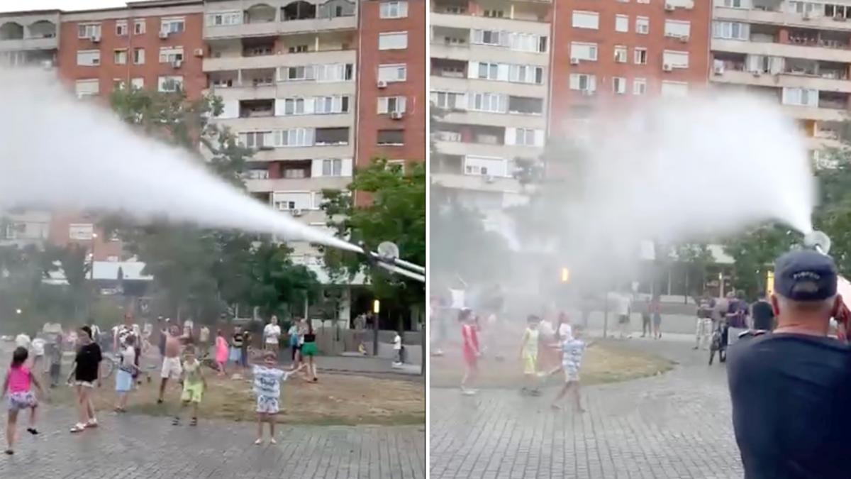 Copiii au gasit solutia impotriva caniculei Pompierii i au stropit cu furtunul si s au distrat de minune