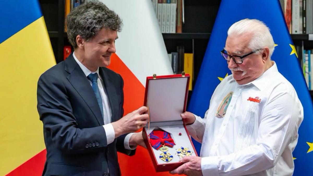 Nicisor Dan i a acordat fostului presedinte al Poloniei Lech Walesa Ordinul National Steaua