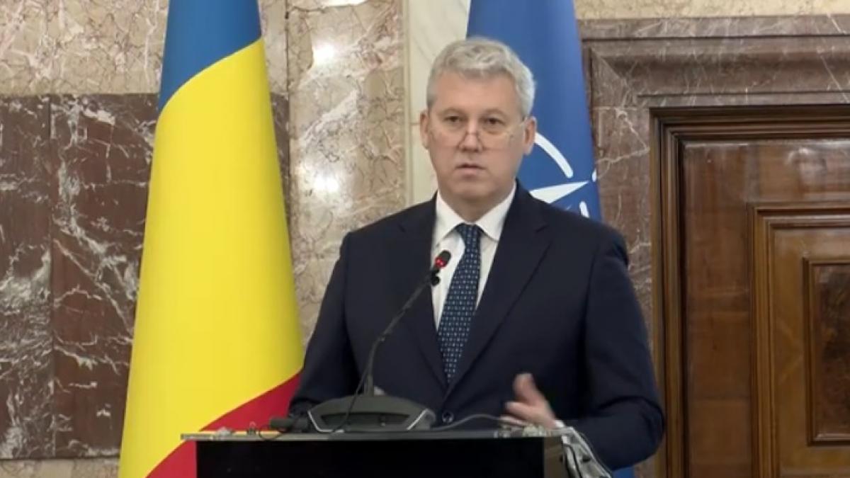 Predoiu la premierea unor cadre MAI Daca unii politicieni ar avea macar jumatate din generozitatea
