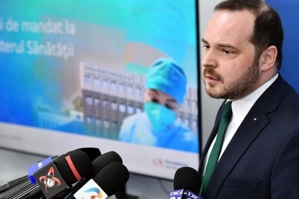 Rogobete il invita pe Bolojan sa l insoteasca pe coridoarele unei sectii de oncologie La patul